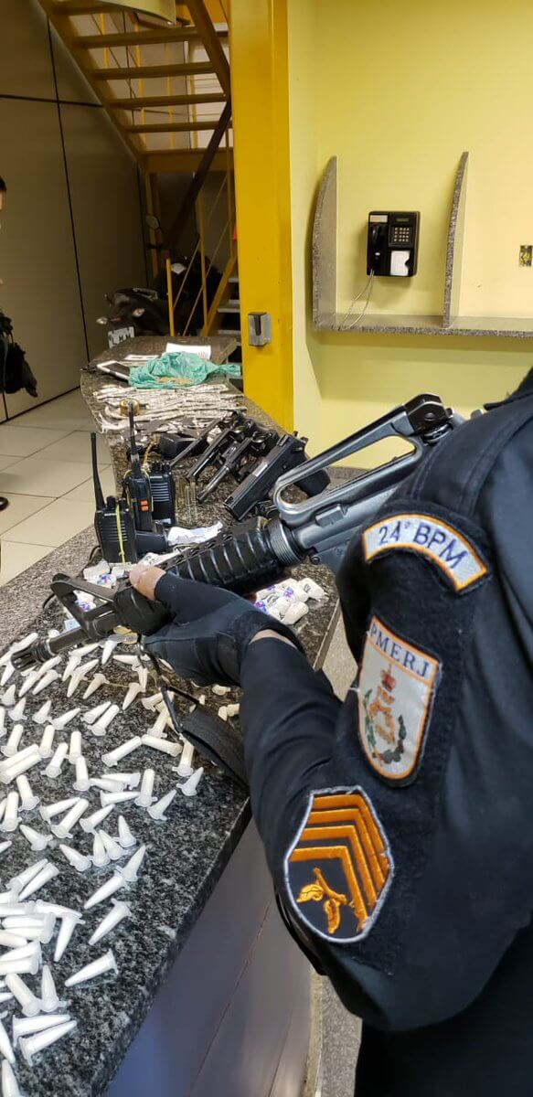Durante a ação, a Polícia Militar apreendeu armas, rádios transmissores e drogas no Cação em itaguaí