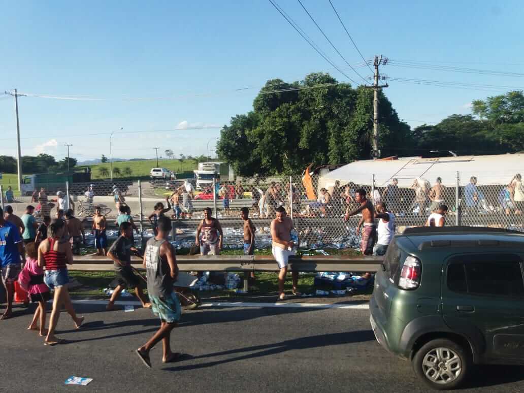 Pedestres saquearam carga de leite após acidente com caminhão, em Seropédica