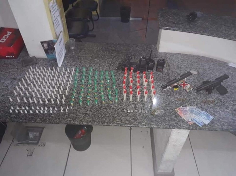 DROGAS E armas são apreendidas durante operação da Polícia Militar em Angra dos Reis