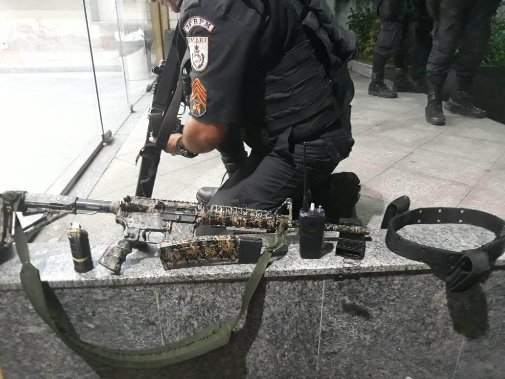 ARMA DE guerra e munições foram apreendidas após confronto no bairro Engenho, em Itaguaí