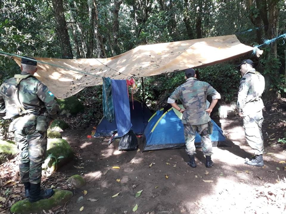 AGENTES DA Guarda Municipal de Mangaratiba removeram barracas na praia de Itacurubutiba