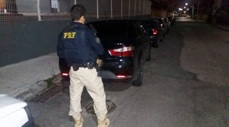 POLICIAIS FEDERAIS rodoviários constataram que o veículo tinha peças roubadas