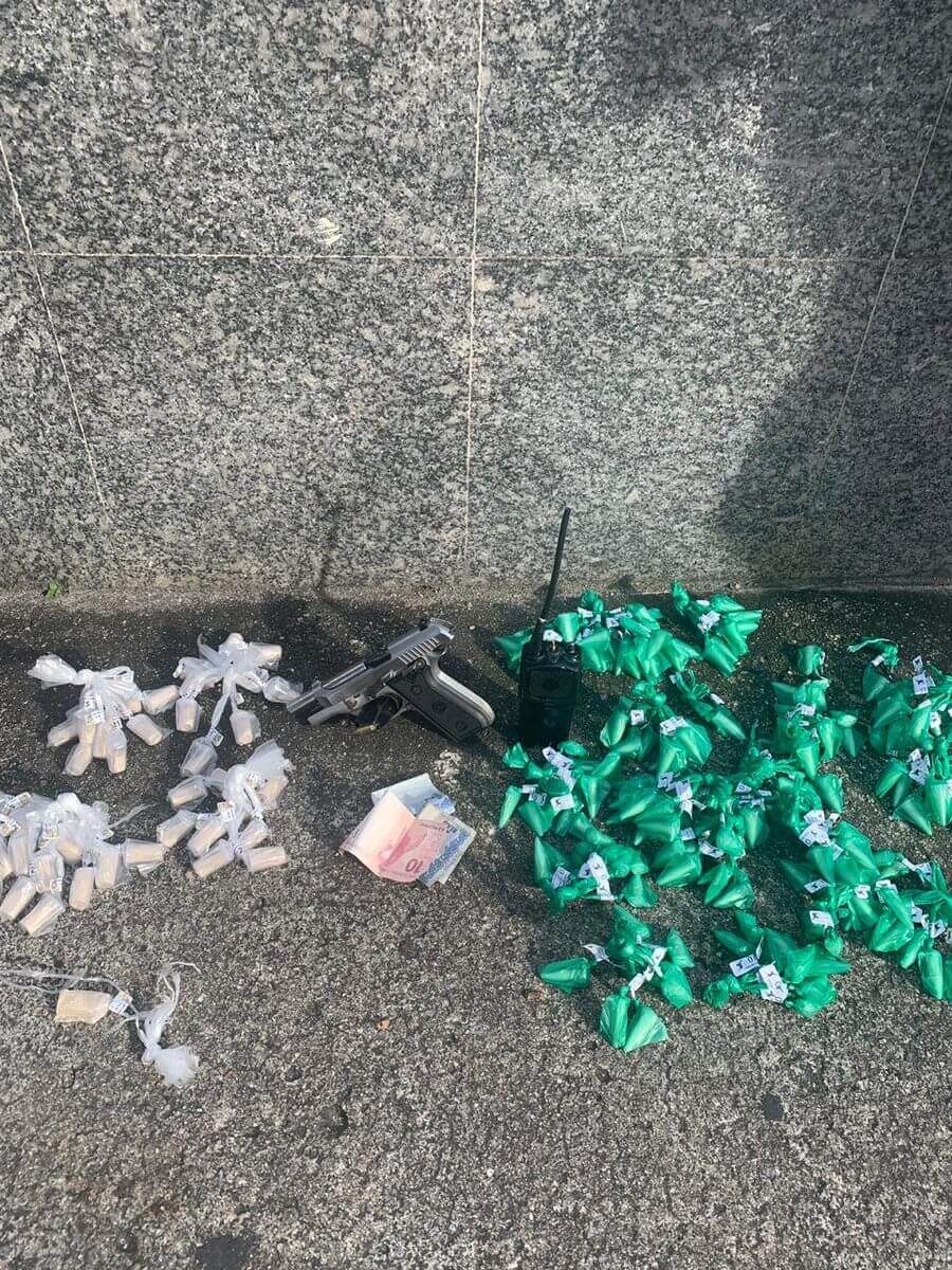 A pistola e drogas foram apreendidas durante a operação no Carvão