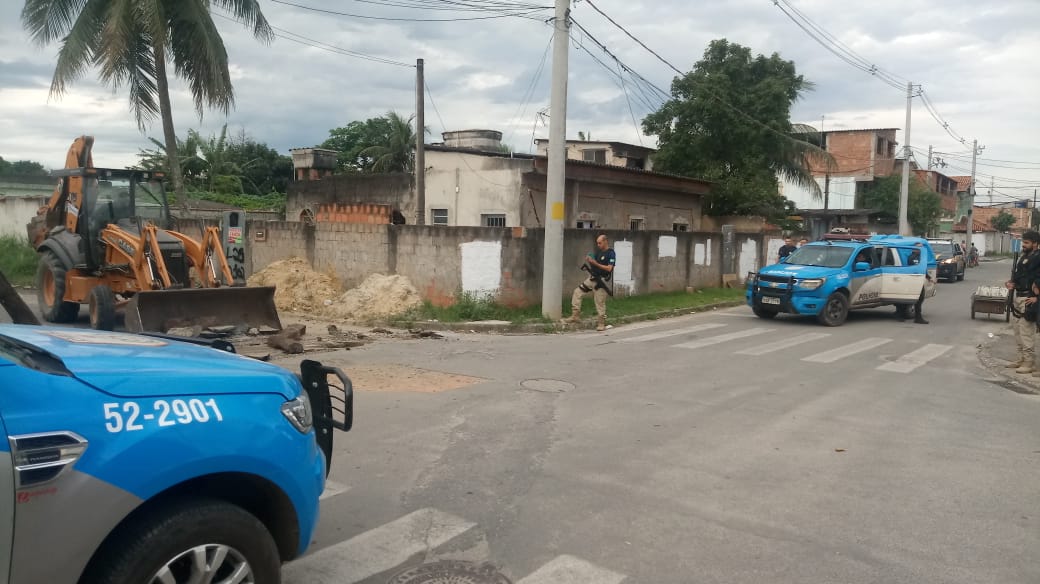 Agentes da PM retiraram barricadas do bairro Engenho, em Itaguaí