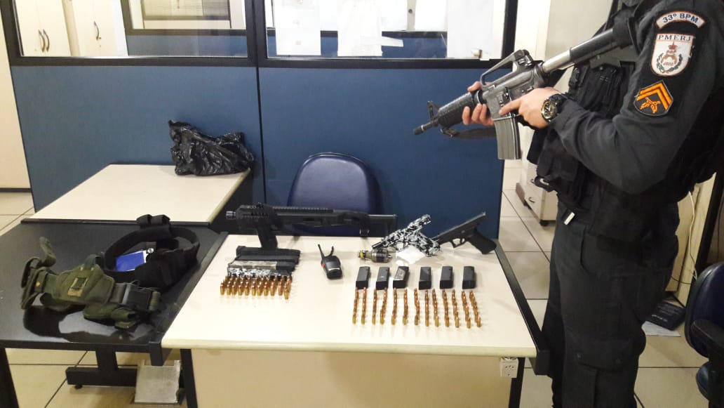 COM OS criminosos os policiais apreenderam armas, granada e munições, em Angra dos Reis