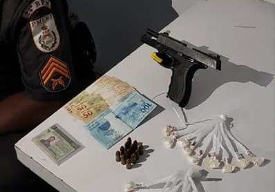 A Polícia Militar encontrou drogas, dinheiro e uma arma em Seropédica, no sábado (2)