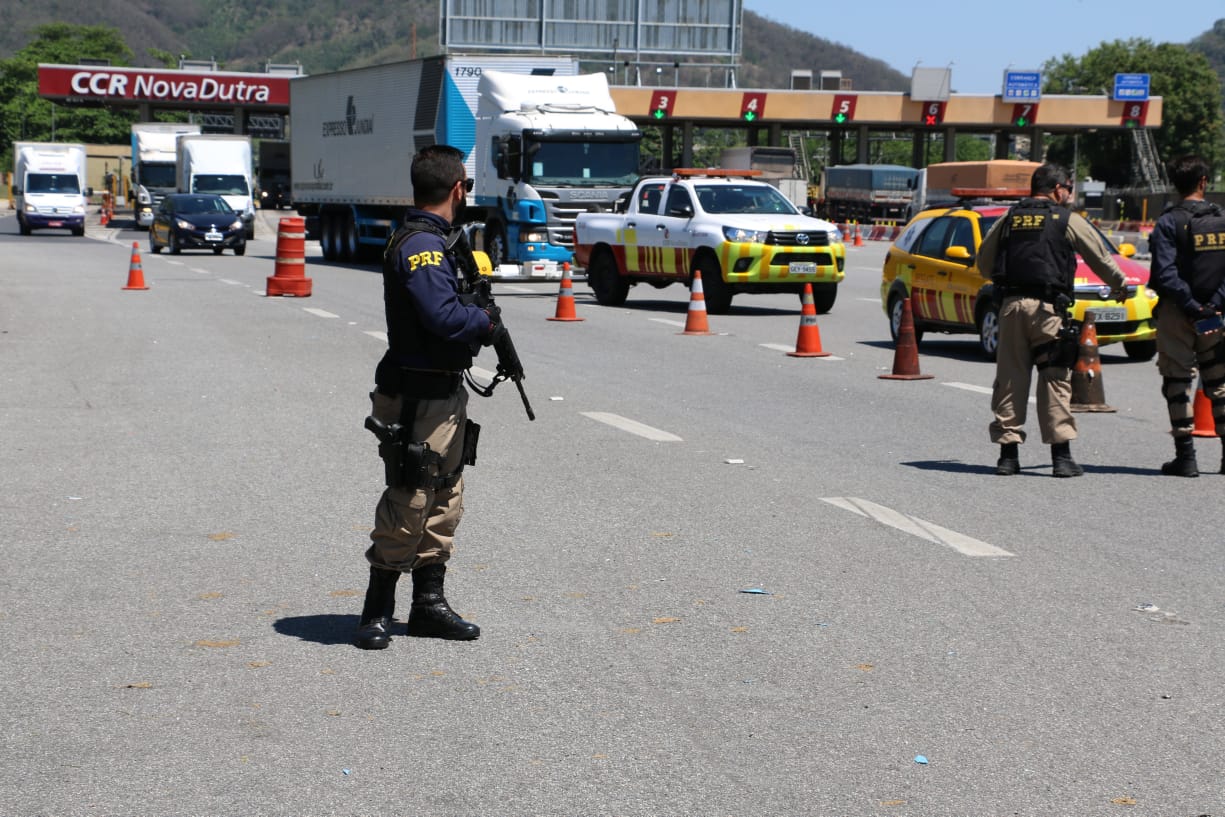 A POLÍCIA Rodoviária Federal realizou ações de fiscalização nas rodovias do Rio durante o feriado