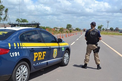 Agentes da Polícia Rodoviária Federal vão intensificar a fiscalização nas rodovias no feriado