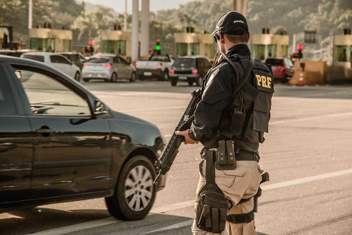AGENTES DA Polícia Rodoviária Federal vão fiscalizar rodovias durante o feriado
