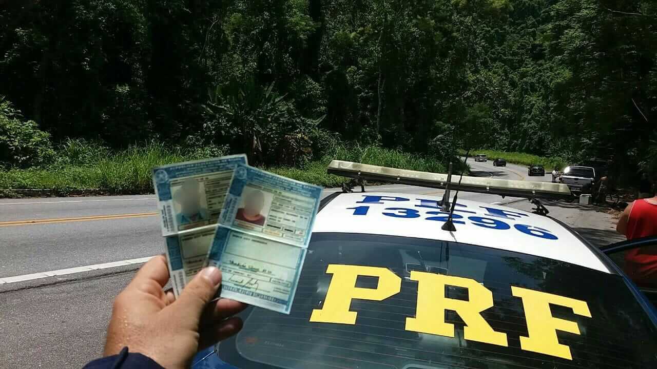 OS DOCUMENTOS apresentados pelo motorista à PRF, em Angra dos Reis, eram falsos