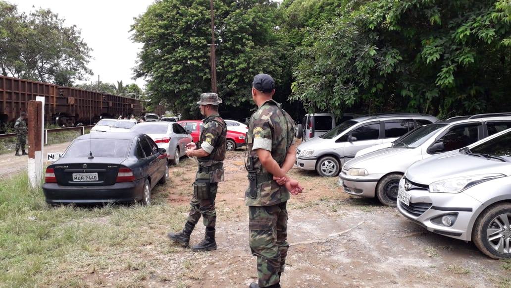 UM ESTACIONAMENTO clandestino em uma área de preservação foi embargado por agentes do GPA