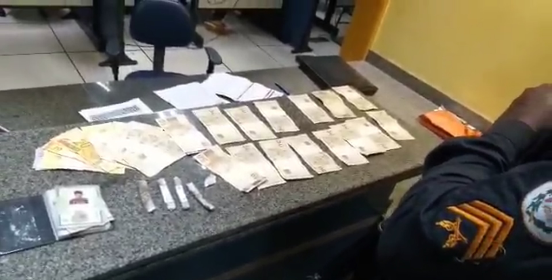 A PM apreendeu uma farta quantia em dinheiro durante ação contra o tráfico em Seropédica