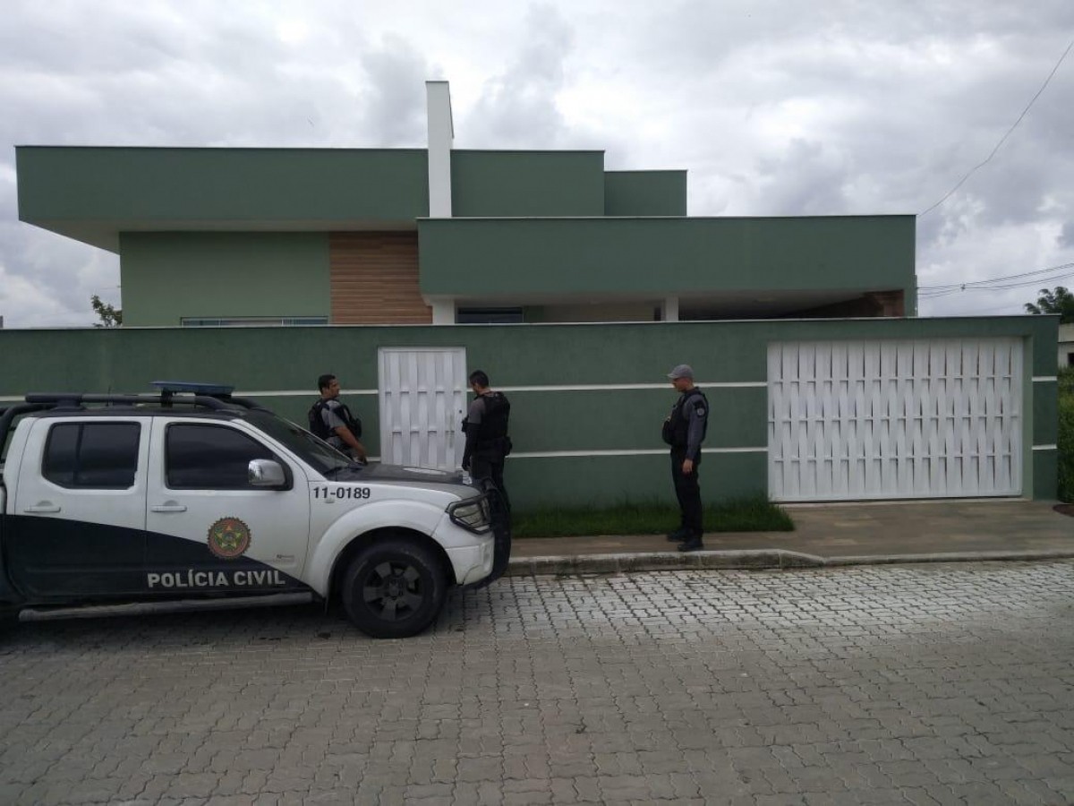 AGENTES DA Polícia Civil realizaram buscas em um condomínio de luxo em Seropédica