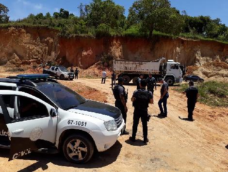 AGENTES DA Polícia Civil apreenderam um caminhão na área explorada pela quadrilha