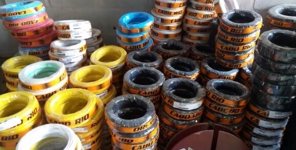 MAIS DE dois mil rolos de cabos elétricos foram encontrados em fábrica irregular em Seropédica