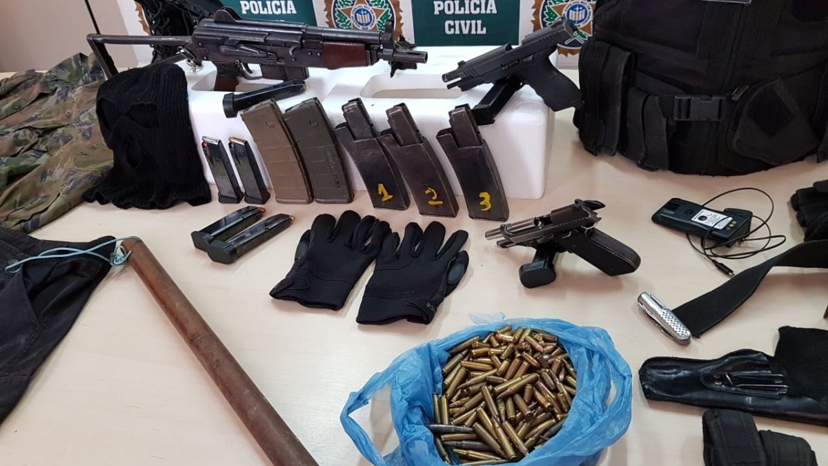 ARMAMENTO, FARDAS e coletes foram apreendidos pelos agentes da Draco, na sexta-feira