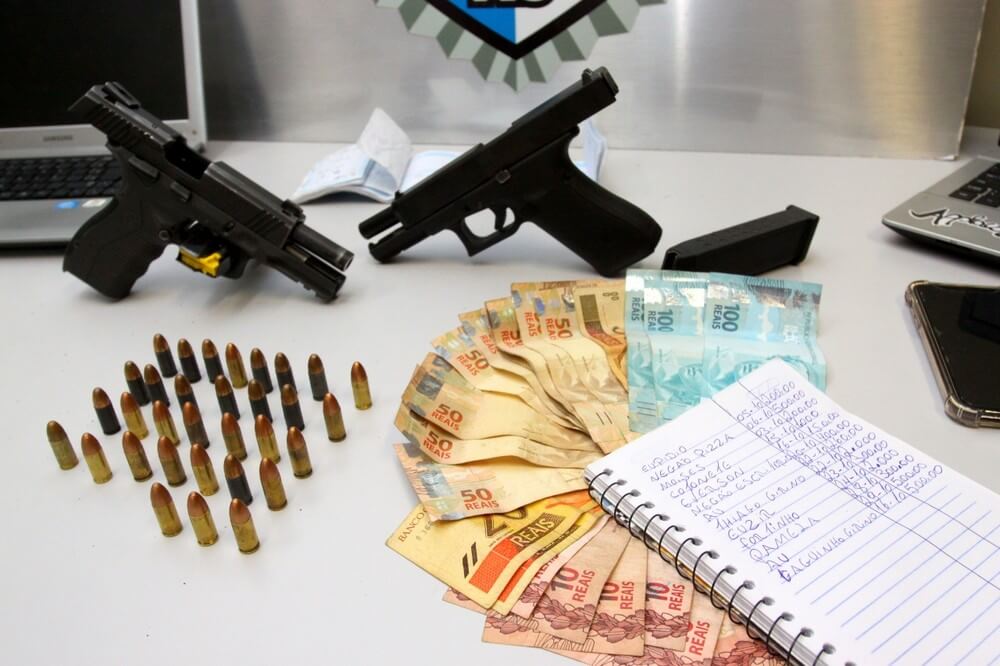 ARMAS, MUNIÇÃO e dinheiro foram encontrados com o suspeito em Santa Cruz, na Zona Oeste