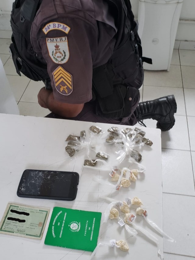 A Polícia encontrou na casa do suspeito 11 papelotes de pó branco e tablete de erva seca