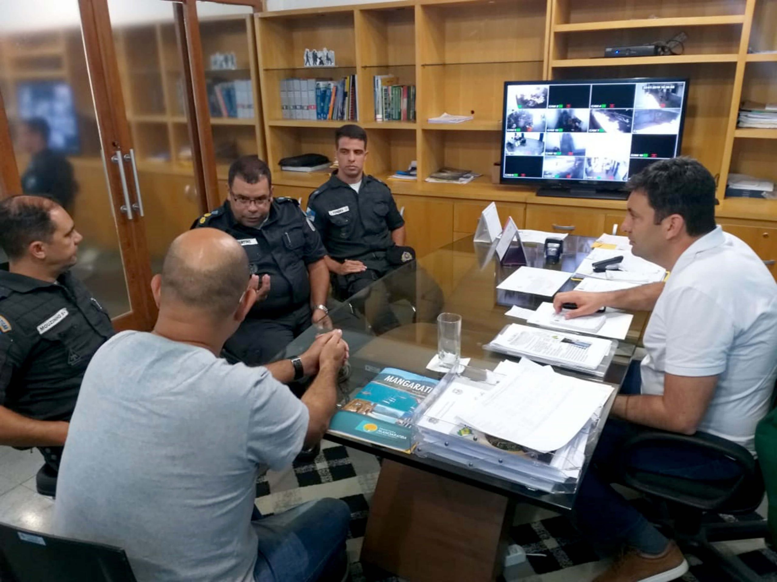 Prefeito Alan Costa durante reunião com o novo comandante do 33º BPM tenente-coronel Marcelo Martins