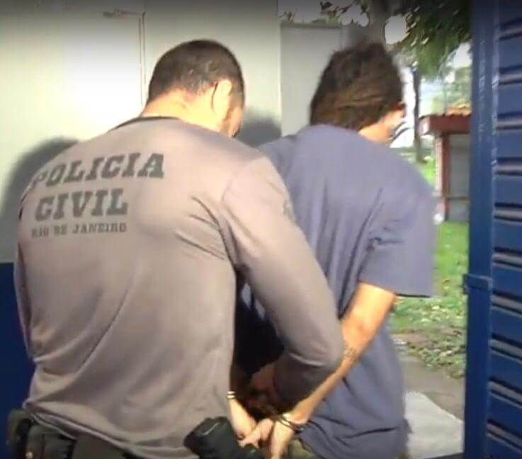 Agente da Polícia Civil prendeu um dos cinco suspeitos de matar o jovem em Seropédica