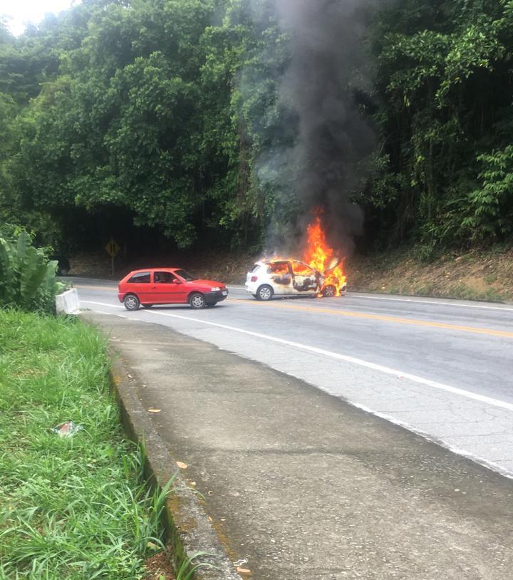 UM CARRO pegou fogo atrapalhando ainda mais o trânsito na Rio- Santos em Angra dos Reis