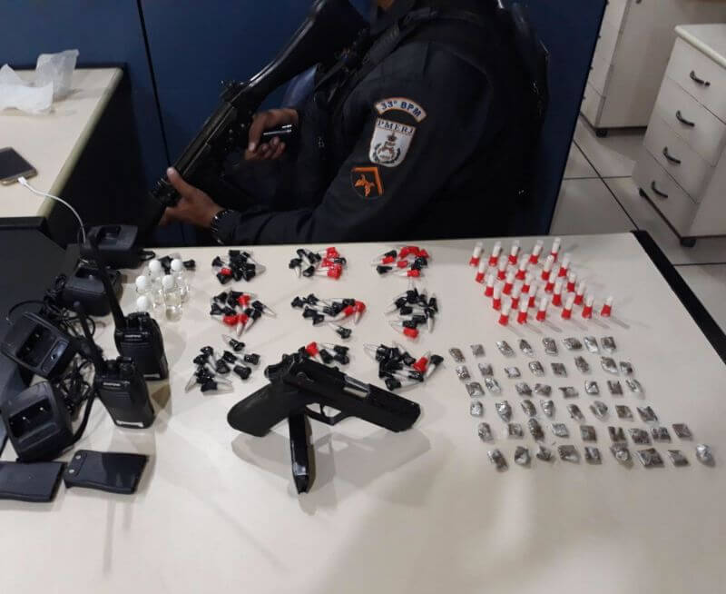 COM OS suspeitos foram encontrados uma pistola, armas e rádios transmissores