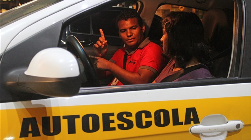 DE ACORDO com a nova lei, autoescolas devem ter pelo menos um carro adaptado