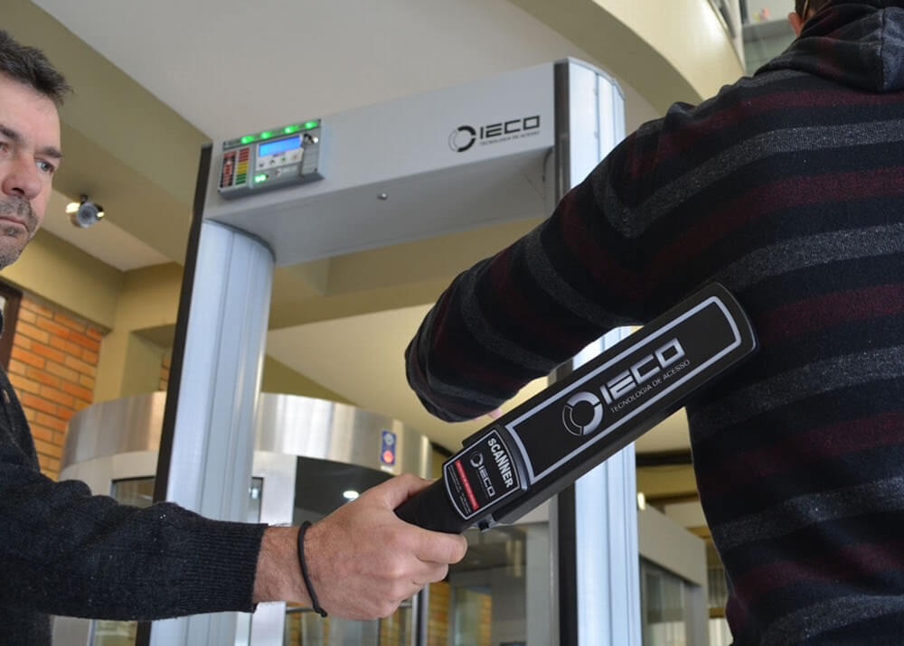 SEGUNDO A medida, revista deve ser feita com o uso de aparelhos como detectores de metais