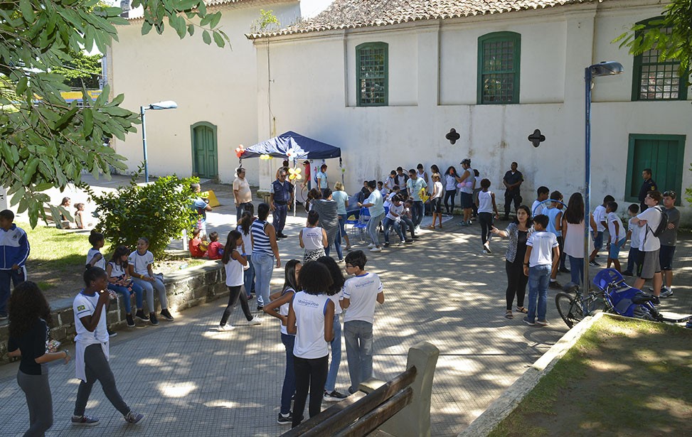 CRIANÇAS RECEBERAM chocolates e brindes em comemoração à Páscoa