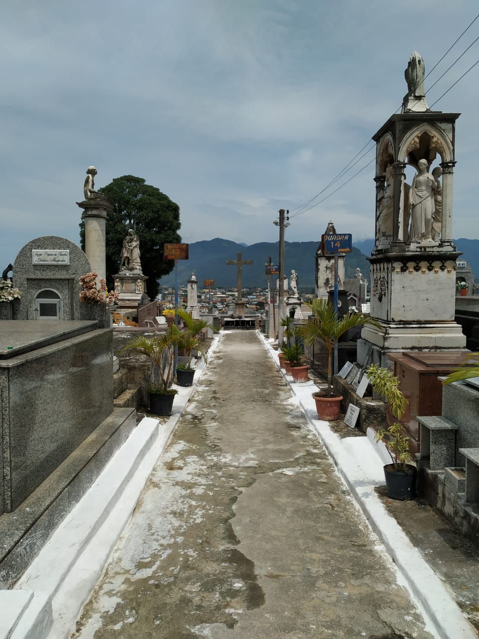 Cemitérios sao preparados para o dia de finados