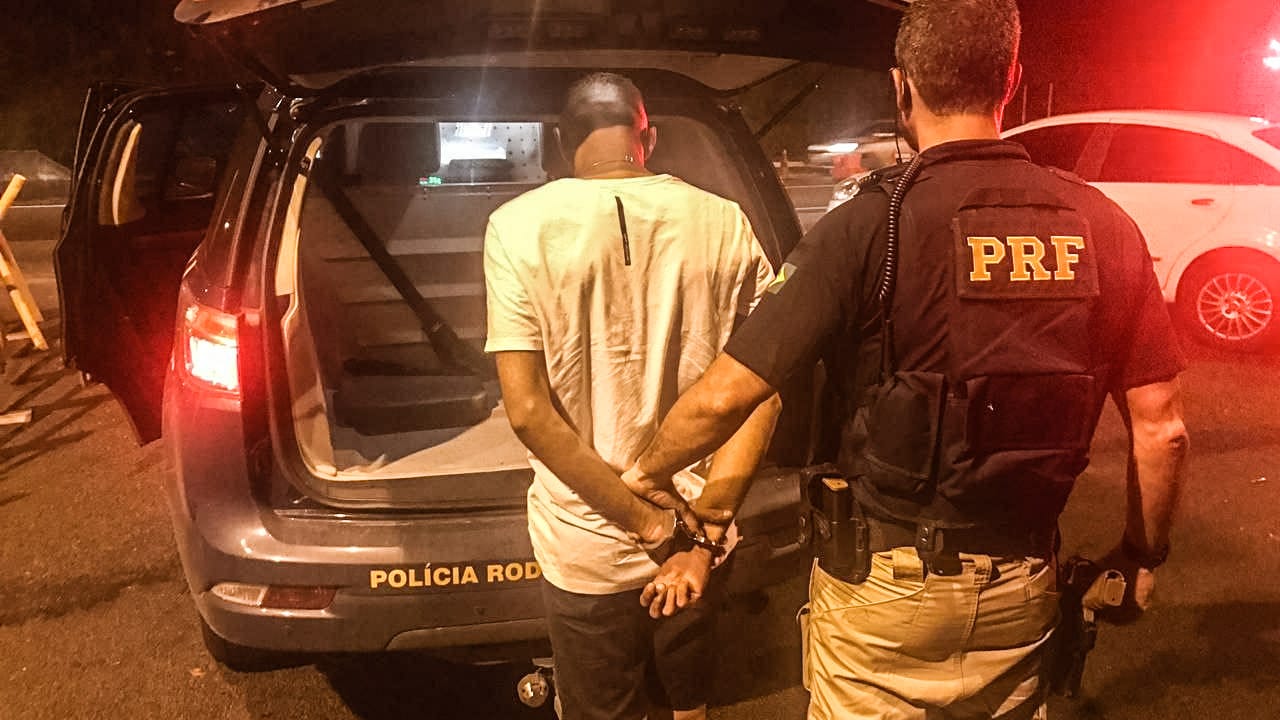 Agentes da PRF prenderam o chefe do tráfico de drogas de comunidade de Angra dos Reis