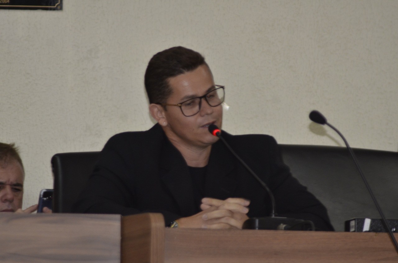 Vereador Vinícius Alves durante a sessão da Câmara Municipal de Itaguaí