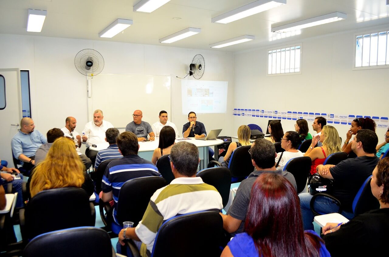 Os responsáveis pela implantação do órgão durante o lançamento